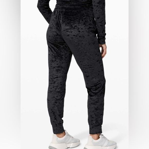 Lululemon size 2 ready to crush black joggers. Like new. $128 retail. High rise - Picture 2 of 12